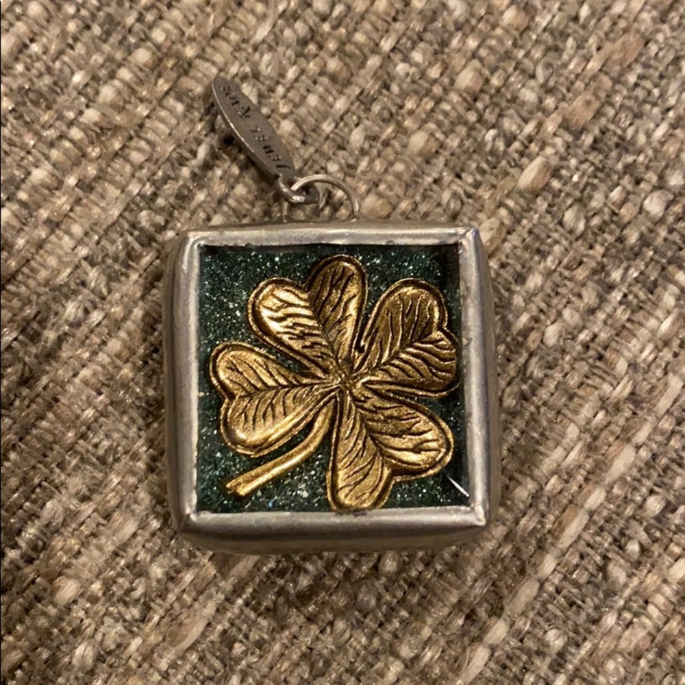 Jewel Kade “My lucky charm” four leaf clover